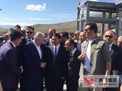 總裁王家安、土耳其總理耶爾德勒姆共同出席鵬飛集團在土耳其承建的3000td水泥生產線剪彩儀式，并親切交談